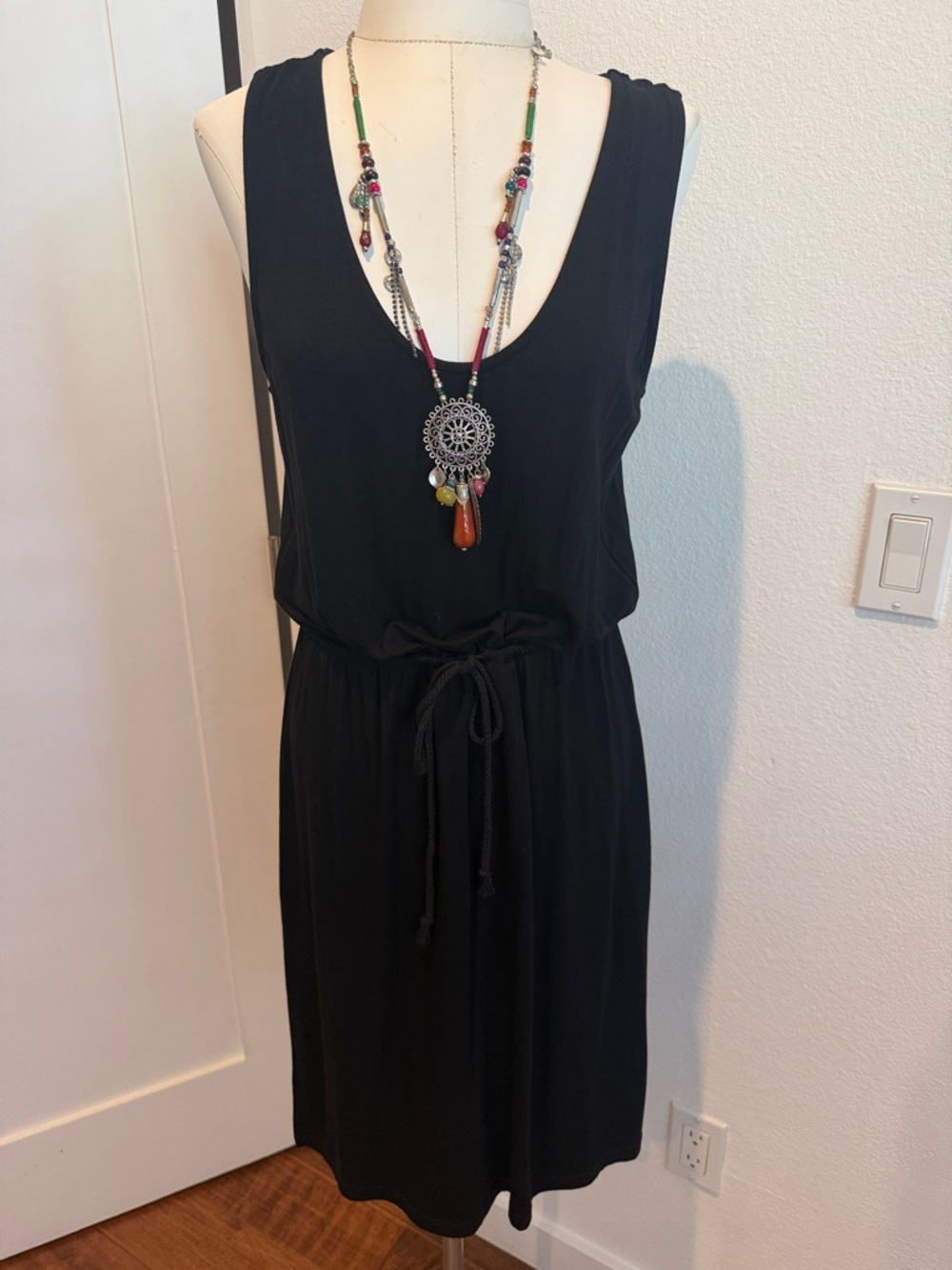 cupcakes & cashmere Black Sleeveless V‑Neck Drawstring Midi Dress